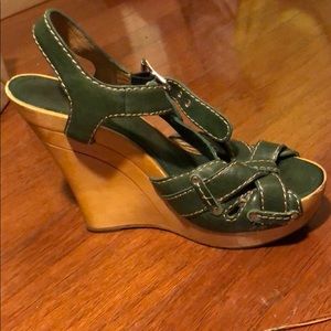 Frye hunter green t-strap sandal